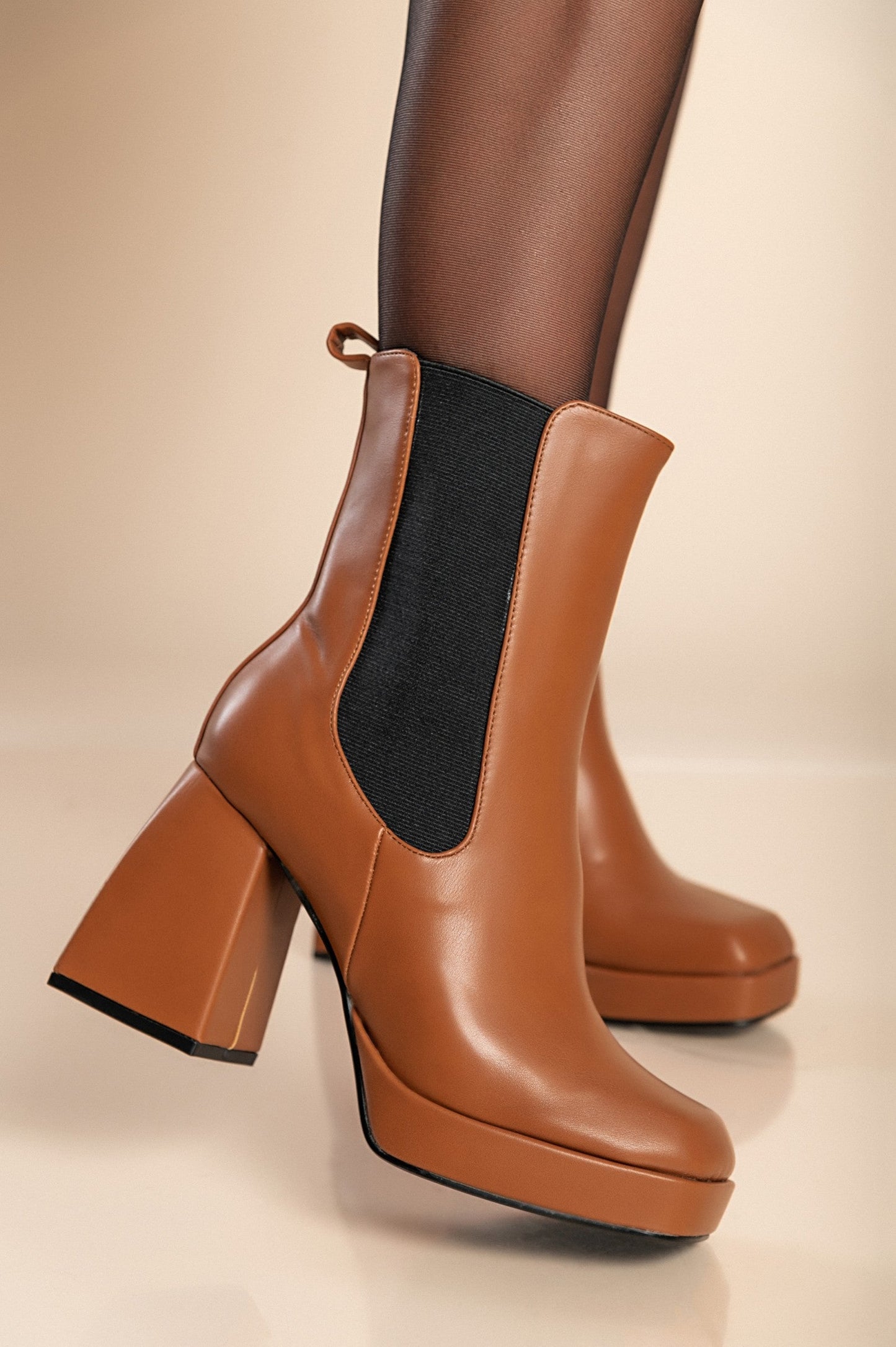 Elegant high-heeled ankle boots, U4AX89688, camellias